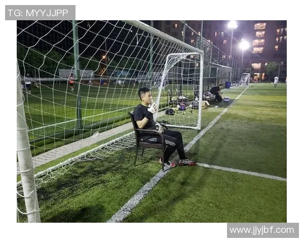 足球明星太太们的华丽礼服展示时尚魅力与优雅风采的完美结合