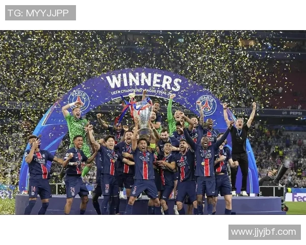 足球明星风采尽显的精彩照片影集，回顾绿茵场上的辉煌瞬间与传奇故事